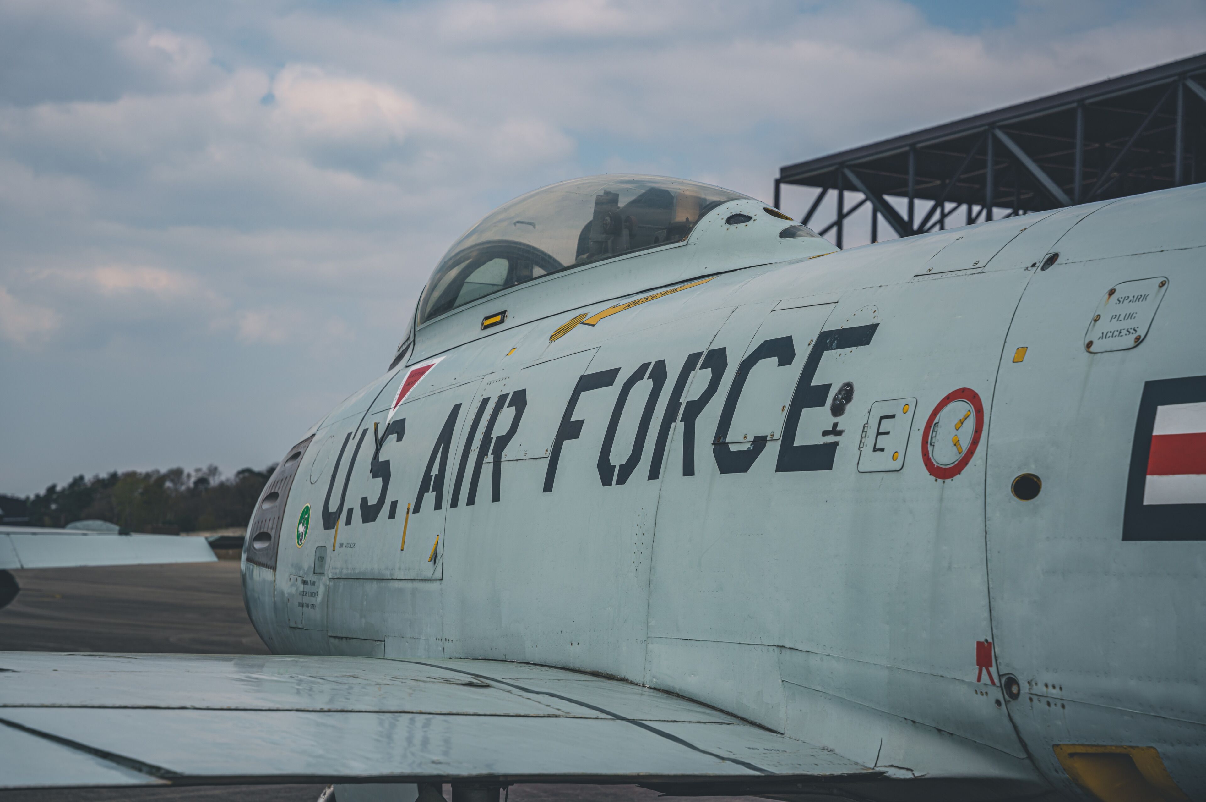 Un avion de l'armée de l'air américaine est stationné sur un aérodrome.