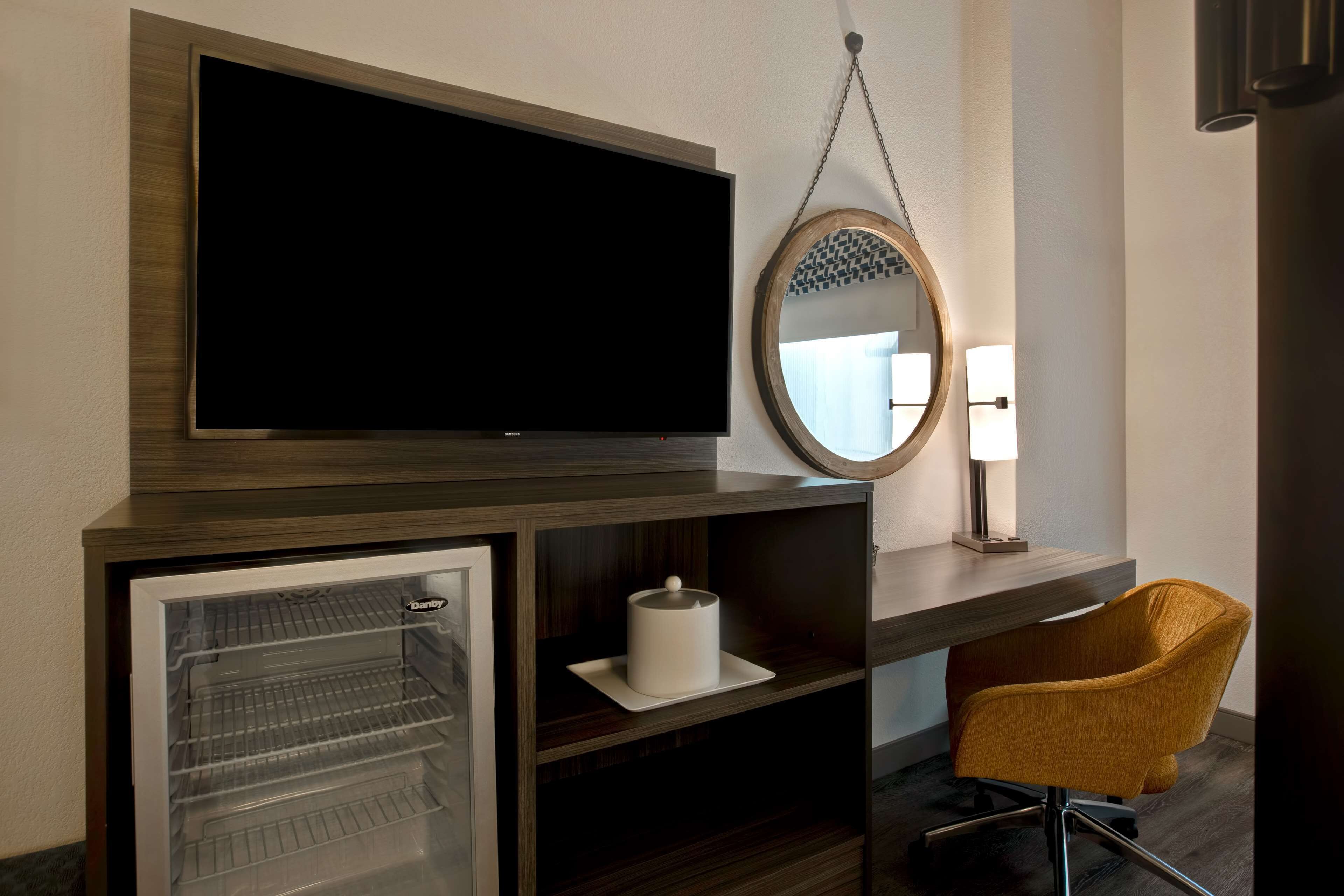 1 bedroom, hypo-allergenic bedding, desk, laptop workspace