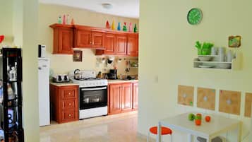 Lemari es besar, microwave, oven, dan kompor