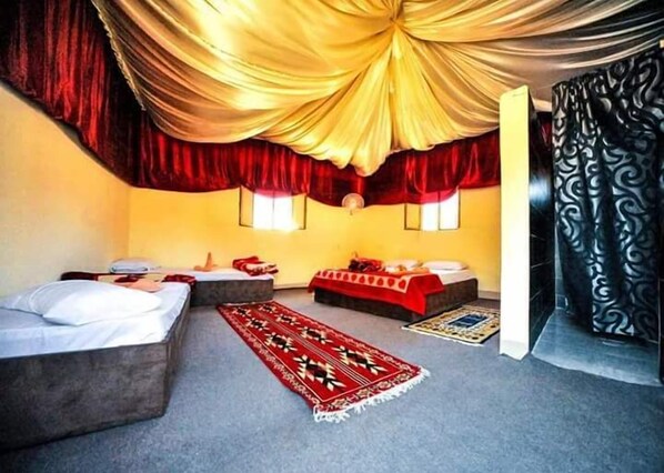 خزنة داخل الغرفة وستائر تعتيم وملاءات أسرّة