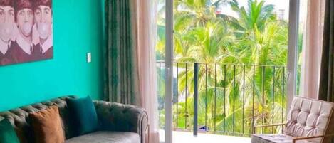 40-tommers fladskærms-tv med kabelkanaler, tv