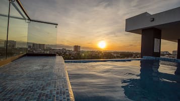 Kolam renang terbuka, kolam dipanaskan