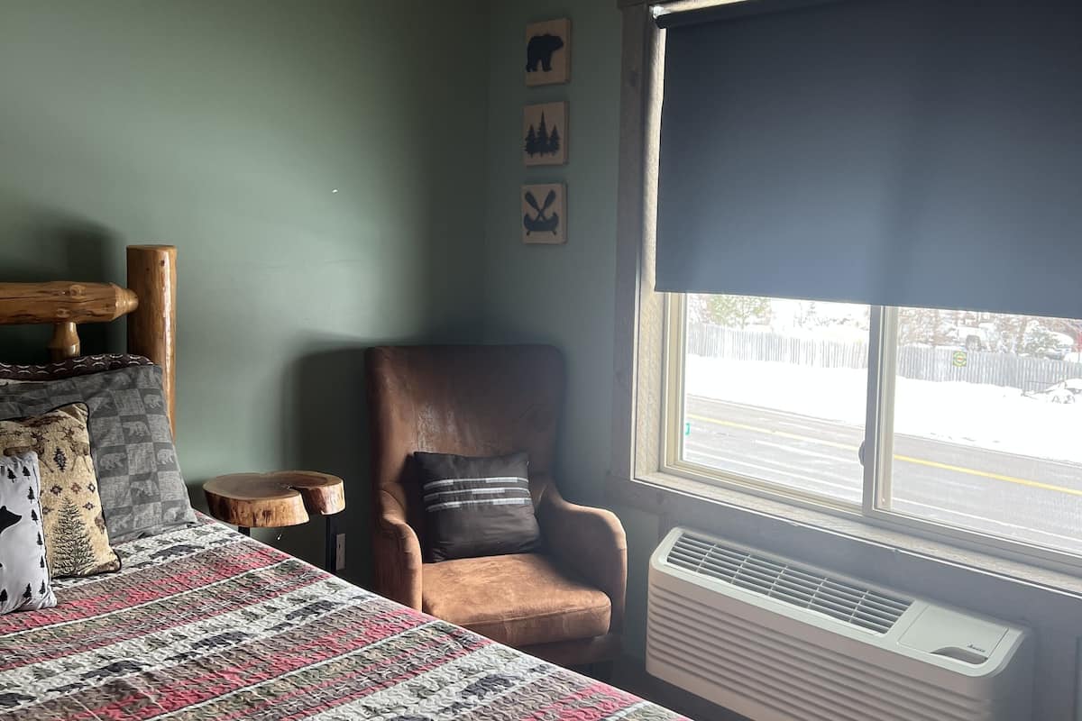 Rocky Mountain Suite  | Blackout drapes, WiFi (free), bed sheets