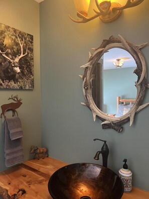 غرفة عادية - سرير كبير - لغير المدخنين | حمام | وحدات دش مع أحواض استحمام، مناشف