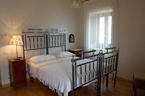 1 Schlafzimmer, Schreibtisch, schallisolierte Zimmer