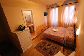 1 Schlafzimmer, Schreibtisch, schallisolierte Zimmer