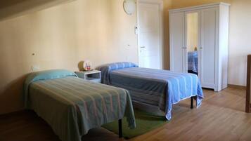 Twin Room, Ensuite, Mountain View | 1 bedroom, desk, soundproofing, iron/ironing board