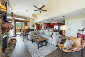 Ropa de cama de alta calidad y espacio para trabajar con laptop 