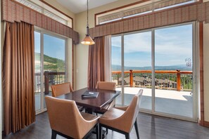 Ropa de cama de alta calidad y espacio para trabajar con laptop 