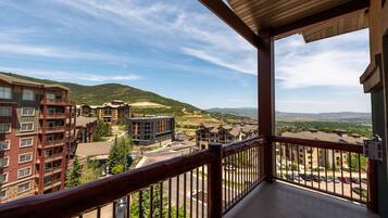 Ropa de cama de alta calidad y espacio para trabajar con un portátil