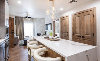 Microondas, cafetera/tetera, tostadora, servilletas de papel