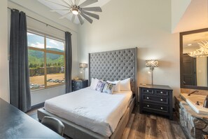 Ropa de cama de alta calidad y espacio para trabajar con laptop 