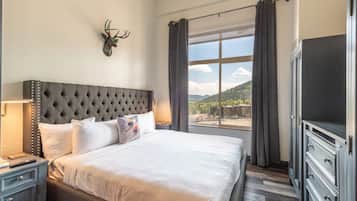 Ropa de cama de alta calidad y espacio para trabajar con un portátil