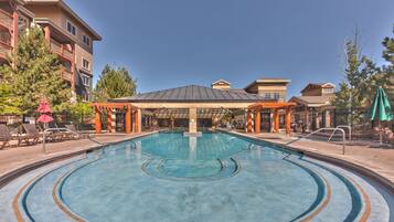 2 piscinas cubiertas, una piscina al aire libre, sombrillas, tumbonas