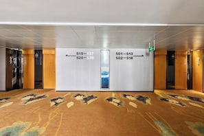 A hotel lobby with directional signs to rooms 515-537, 520-539, and 501-518. - Huangqiao Hotel (Luding)