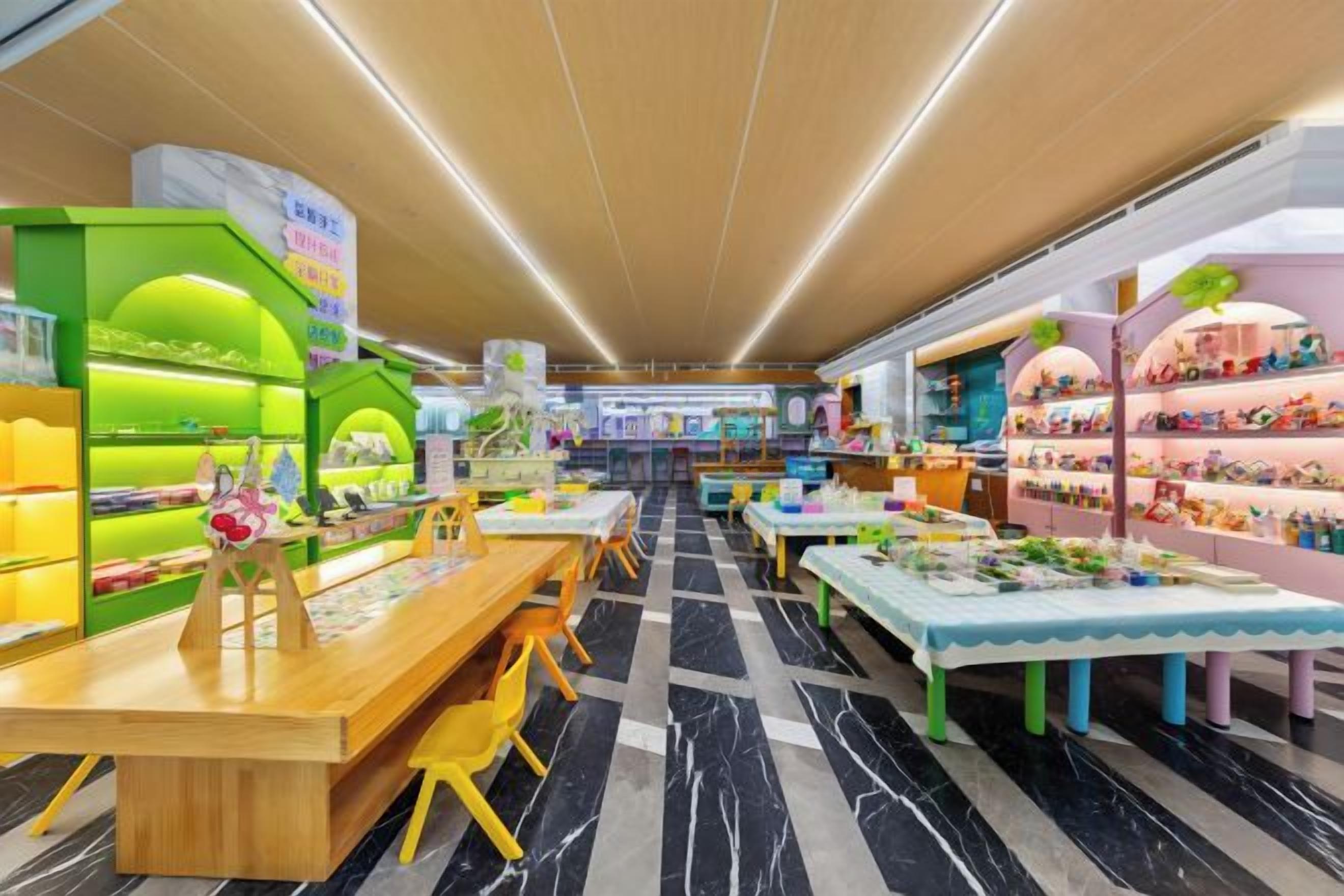 Un espacio interior luminoso con mesas, sillas, estanterías repletas de objetos y un suelo estampado.