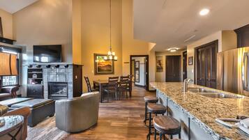 Luxury-Apartment, Mehrere Betten, Balkon, Blick auf die Anlage | Wohnbereich