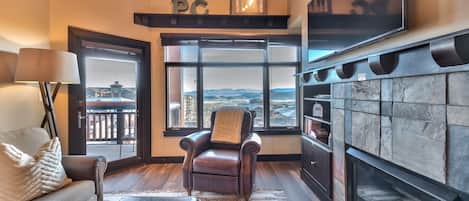 Luxury Condo, Multiple Beds, Balcony, Resort View | Living area