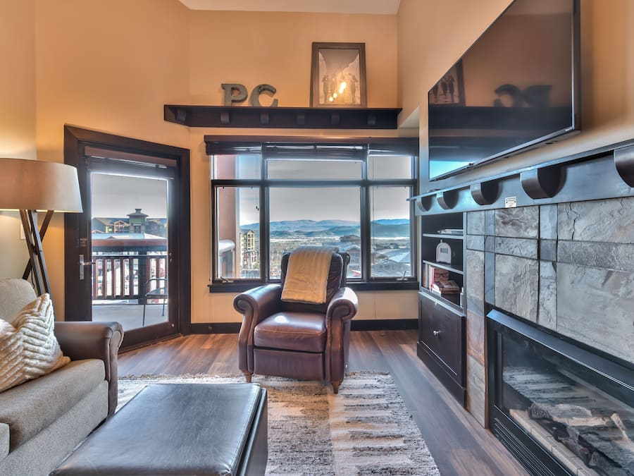 Luxury Condo, Multiple Beds, Balcony, Resort View | Living area