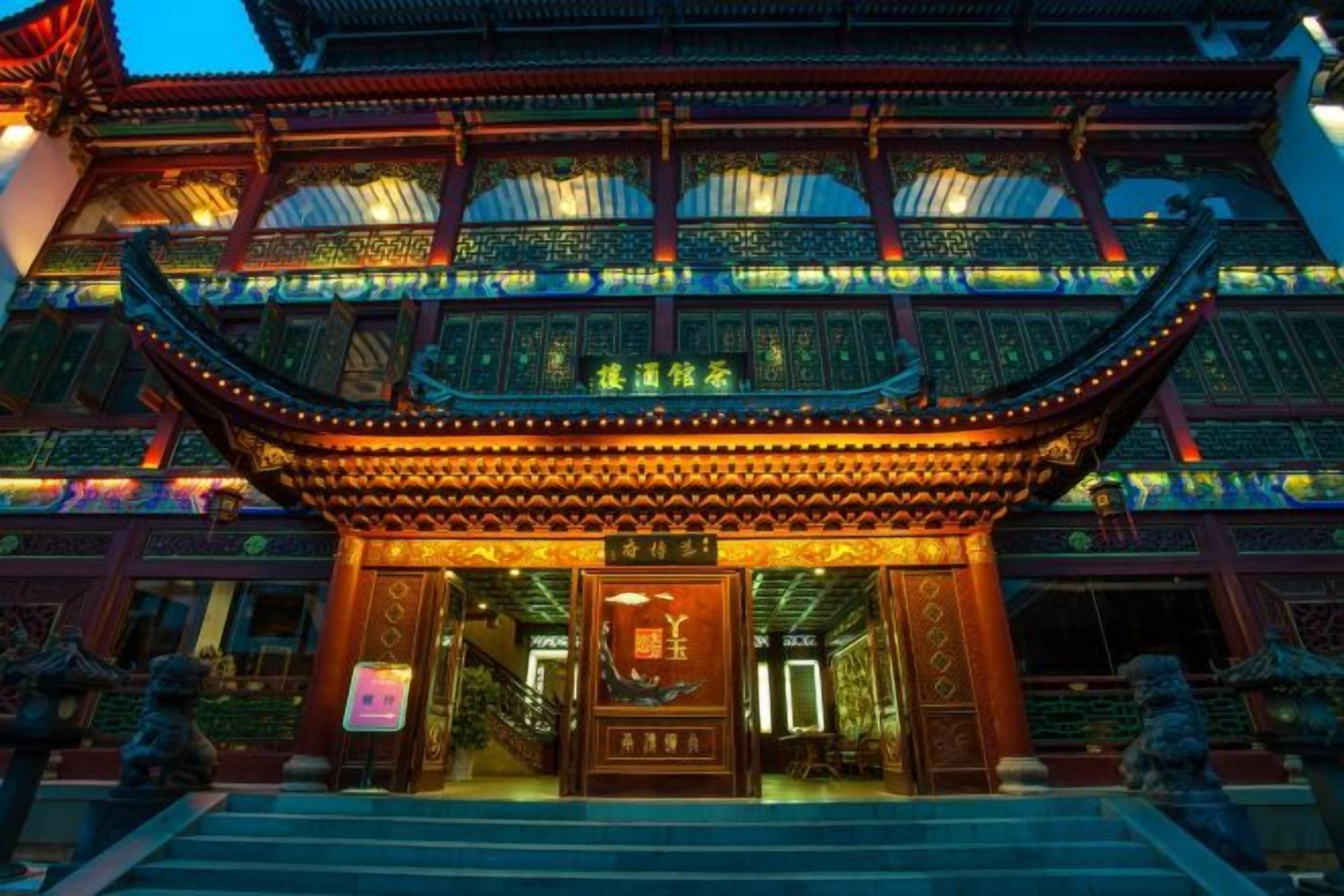 Un edificio tradicional con una entrada destacada, varios niveles y detalles arquitectónicos ornamentales.