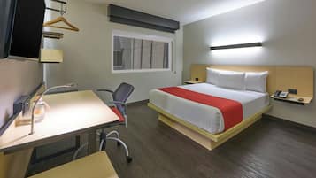 Quarto, 1 cama Queen | Cofres nos quartos, escrivaninha, ferros/tábuas de passar roupa