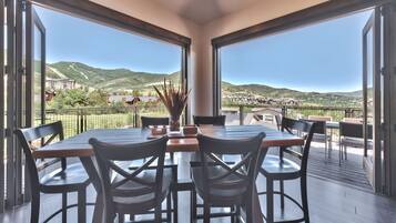 Appartamento Luxury, 2 camere da letto, balcone, vista montagna | Pasti