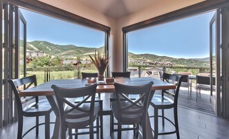 Luxury-Apartment, 2 Schlafzimmer, Balkon, Bergblick | Speisen