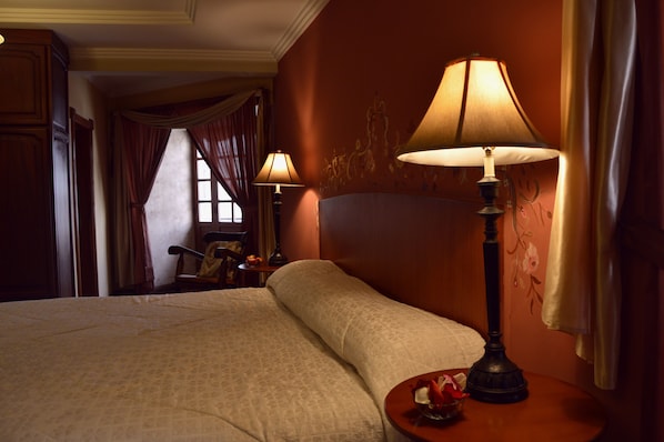 Egyptian cotton sheets, premium bedding, individually decorated, desk