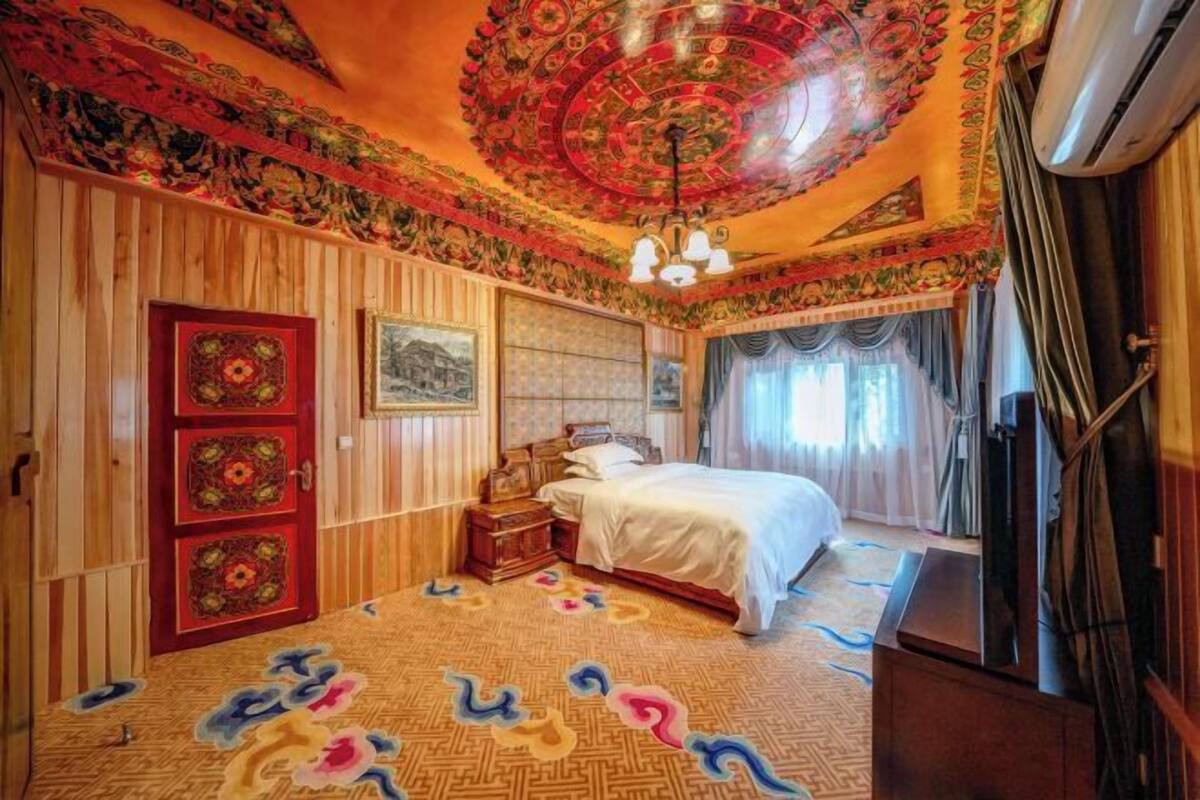 Een klassieke kamer met een kamerbreed tapijt, een bed, een houten garderobe en een decoratief plafond.