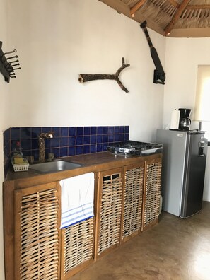 Refrigerador con congelador y utensilios de cocina 