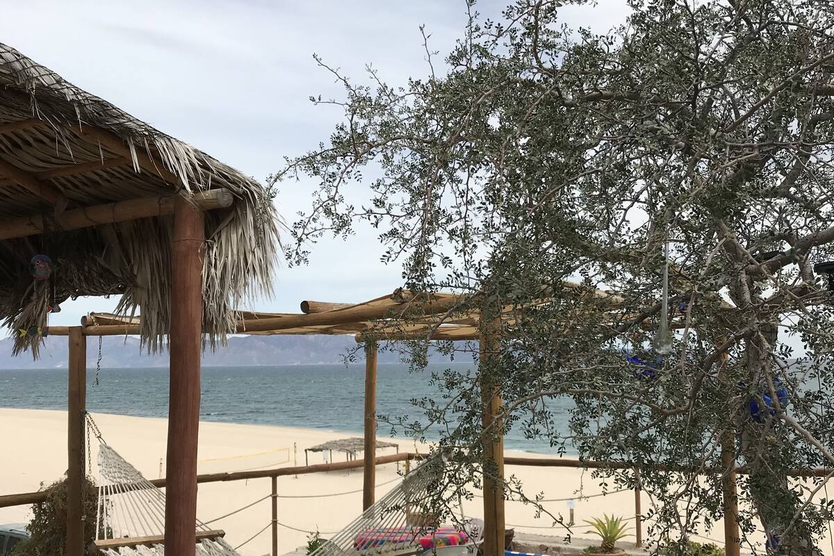 Panorama bungalow, 2 tweepersoonsbedden, niet-roken, uitzicht op zee | 1 slaapkamer, donzen dekbedden, een minibar, een bureau