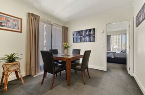 Executive Apartment, 1 Bedroom, Kitchen, City View | Makan dalam bilik