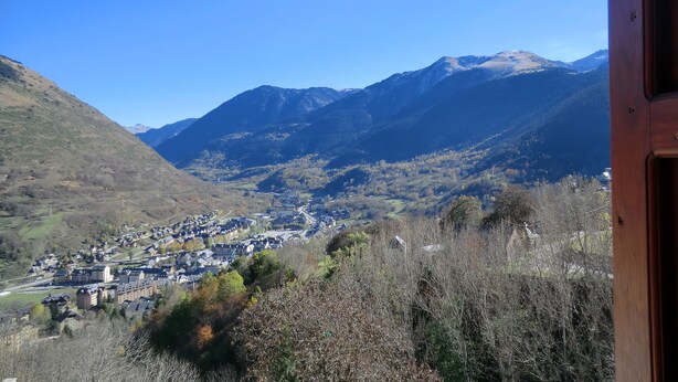 A mountainous landscape with a town nestled in the valley. - Pensión Malida (Vielha e Mijaran)