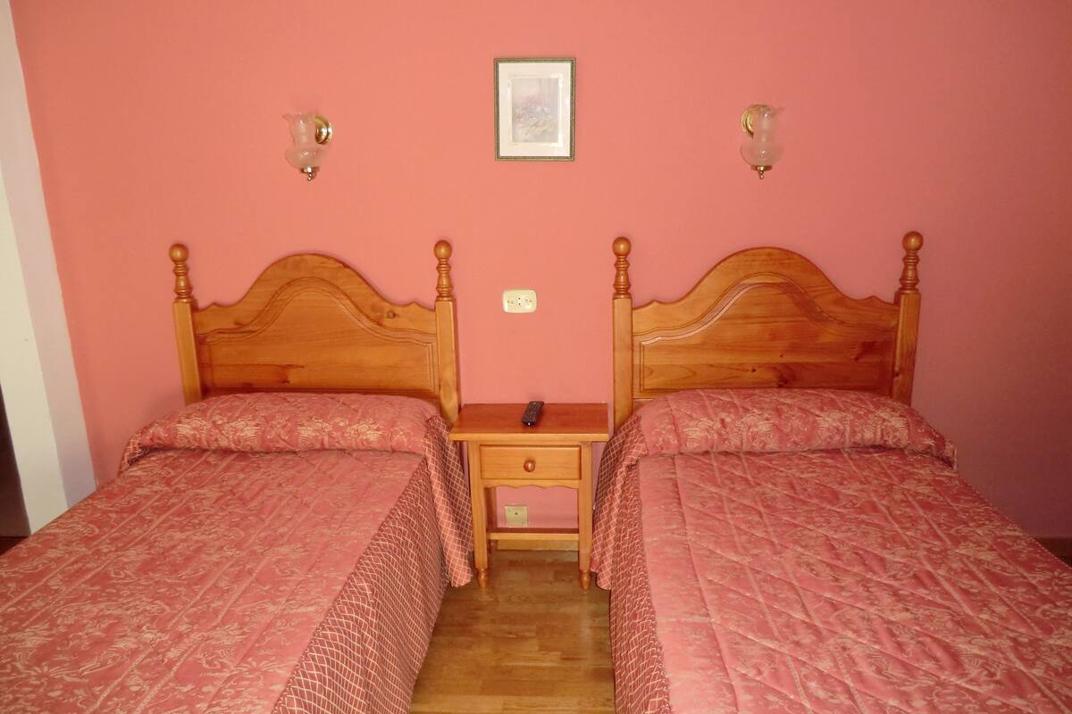 Habitación con 2 camas individuales | Wifi gratis y ropa de cama