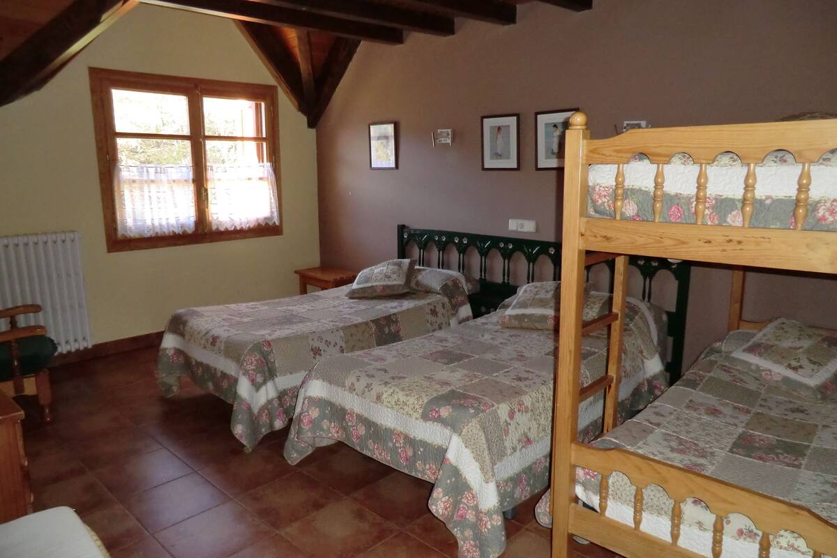 Habitación cuádruple familiar | Wifi gratis y ropa de cama