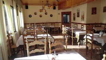 Petit déjeuner en libre-service compris tous les jours