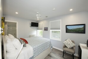 Premium bedding, memory-foam beds, individually decorated - Serene Niagara Inn (Niagara Falls)
