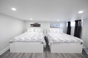 Deluxe Room (Lower) | Premium bedding, memory-foam beds, individually decorated - Serene Niagara Inn (Niagara Falls)