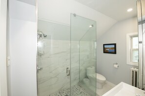 Chambre Élite, 1 grand lit | Douche de la salle de bain