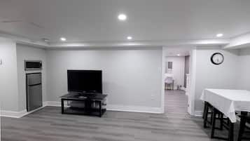 Chambre Deluxe | Aire de séjour | Téléviseur ACL de 32 po avec télévision par câble, téléviseur, Netflix