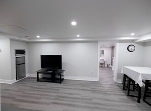 Deluxe-værelse | Opholdsområde | 32-tommers LCD-tv med kabelkanaler, tv, Netflix