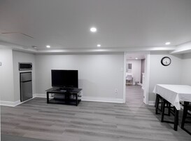 Deluxe Room | Living area | 32-inch LCD TV with cable channels, TV, Netflix