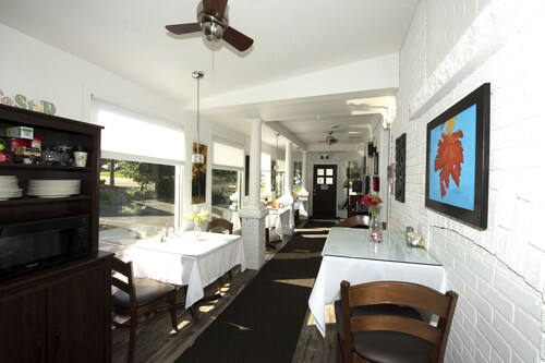 Serene Niagara Inn