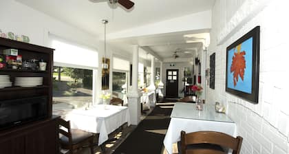 Serene Niagara Inn