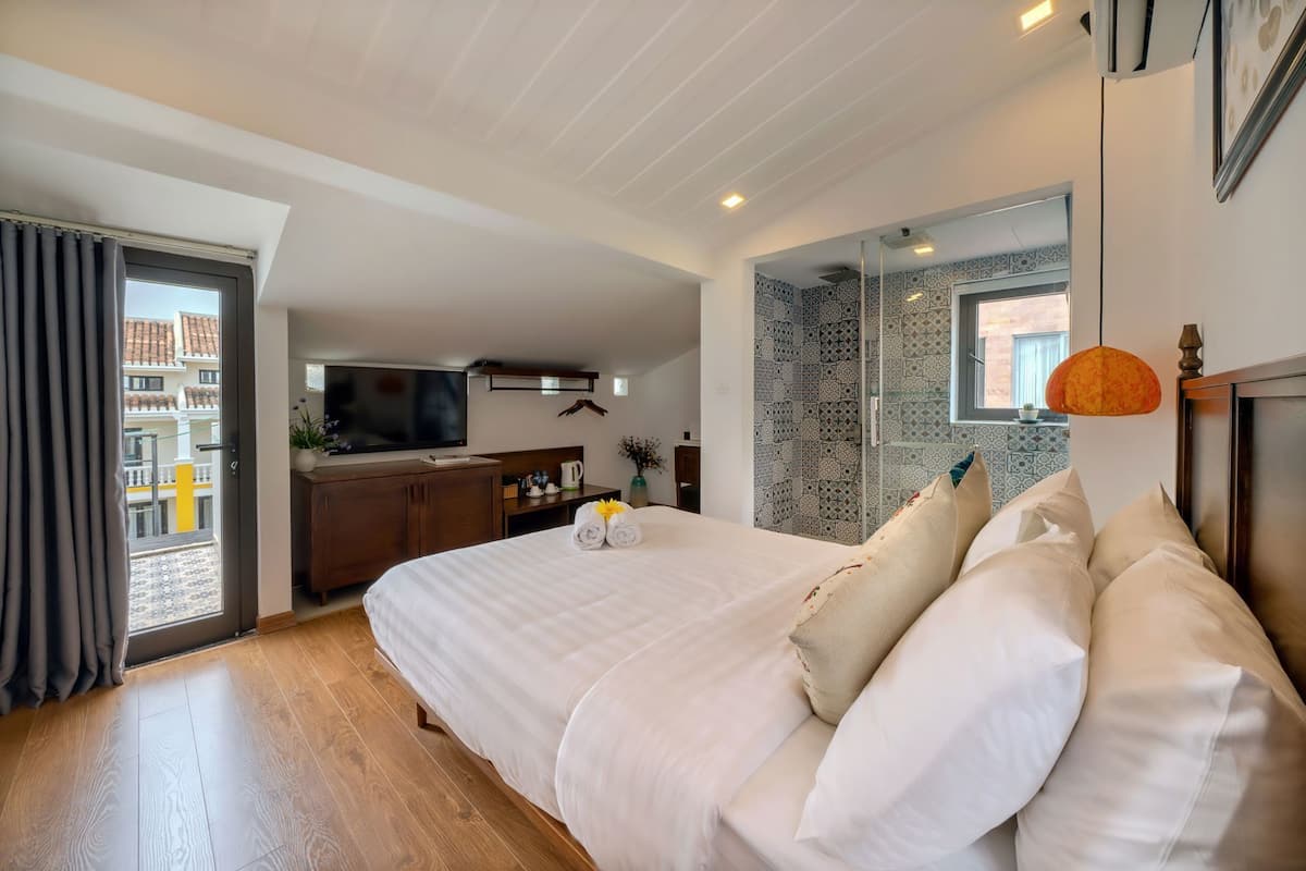 1 bedroom, hypo-allergenic bedding, minibar, in-room safe