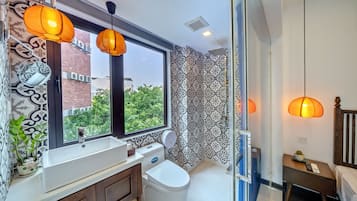 Quarto triplo superluxo, várias camas, vista para o jardim | Banheiro | Chuveiro, chuveiro com efeito de chuva, produtos de toalete grátis