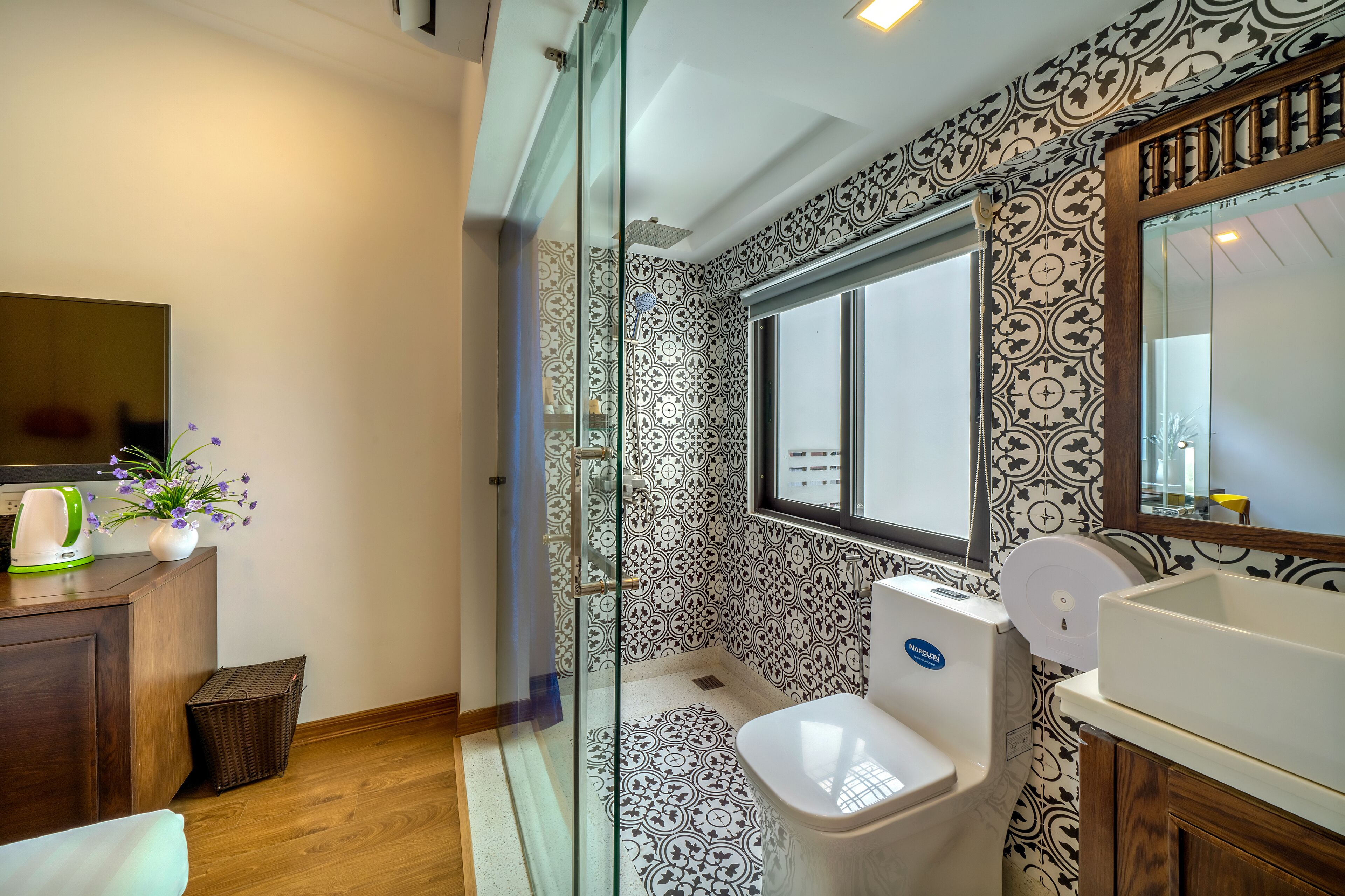 deluxe double room, 1 queen bed | bathroom | shower, rainfall showerhead, free toiletries, hair dryer