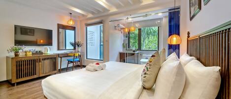 Junior Suite, 1 Queen Bed | 1 bedroom, hypo-allergenic bedding, minibar, in-room safe