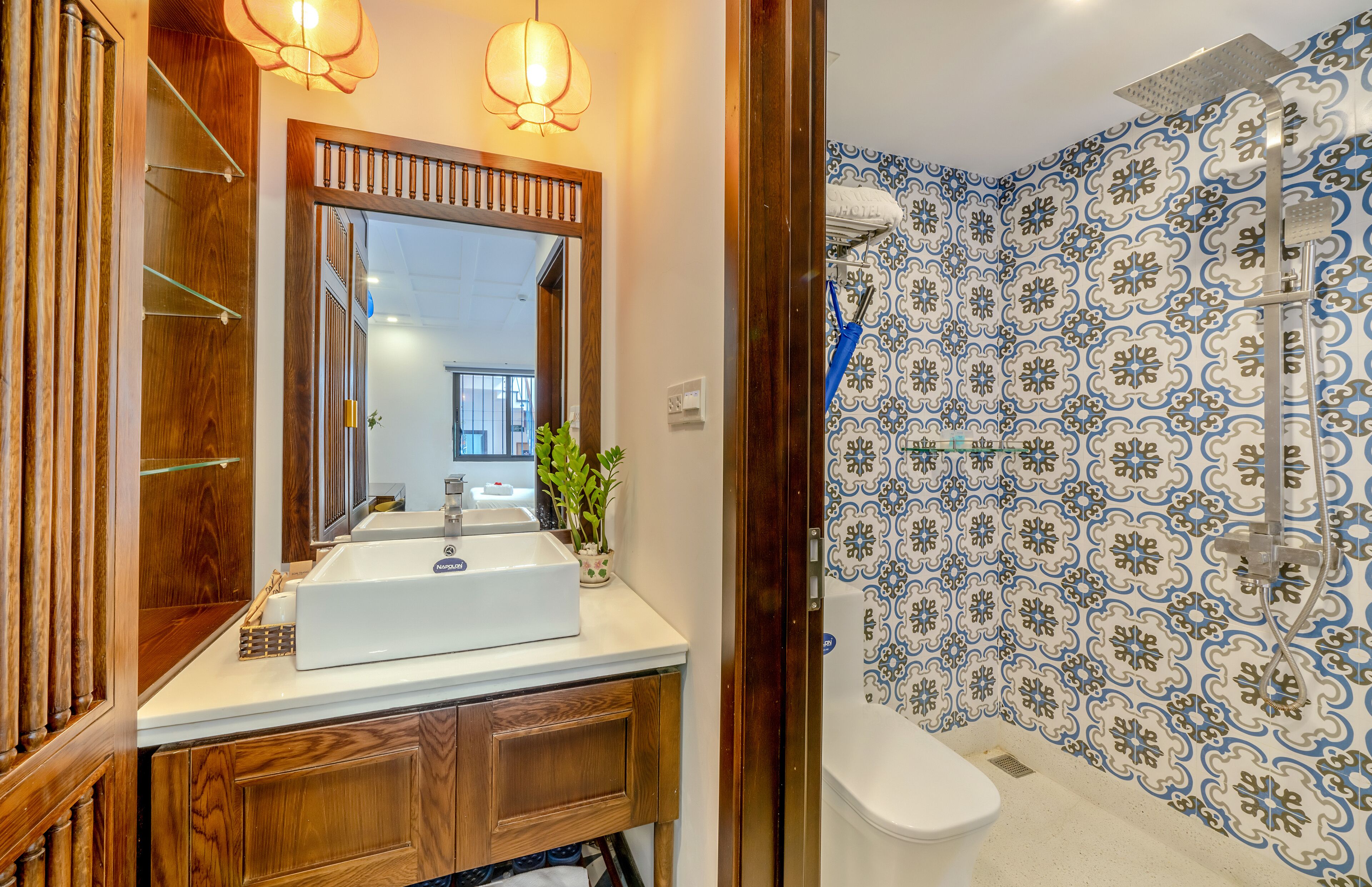 deluxe triple room | bathroom | shower, rainfall showerhead, free toiletries, hair dryer