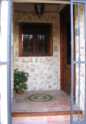 Property entrance - Hostal de la Luz (Cuenca)